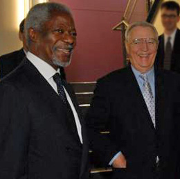 Co-chairs Kofi Annan and Walter Mondale at Macalester College, St. Paul, Minnesota, May 2009.
