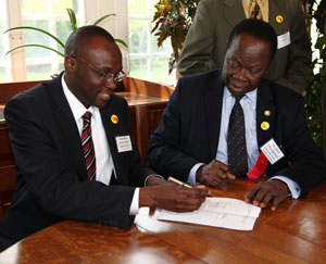 BFA president Tom Gitaa and Ambassador Agyekum of Ghana sign
a
Memo of Understanding to send over 20,000 BFA books to the Ghana
Library
Board.